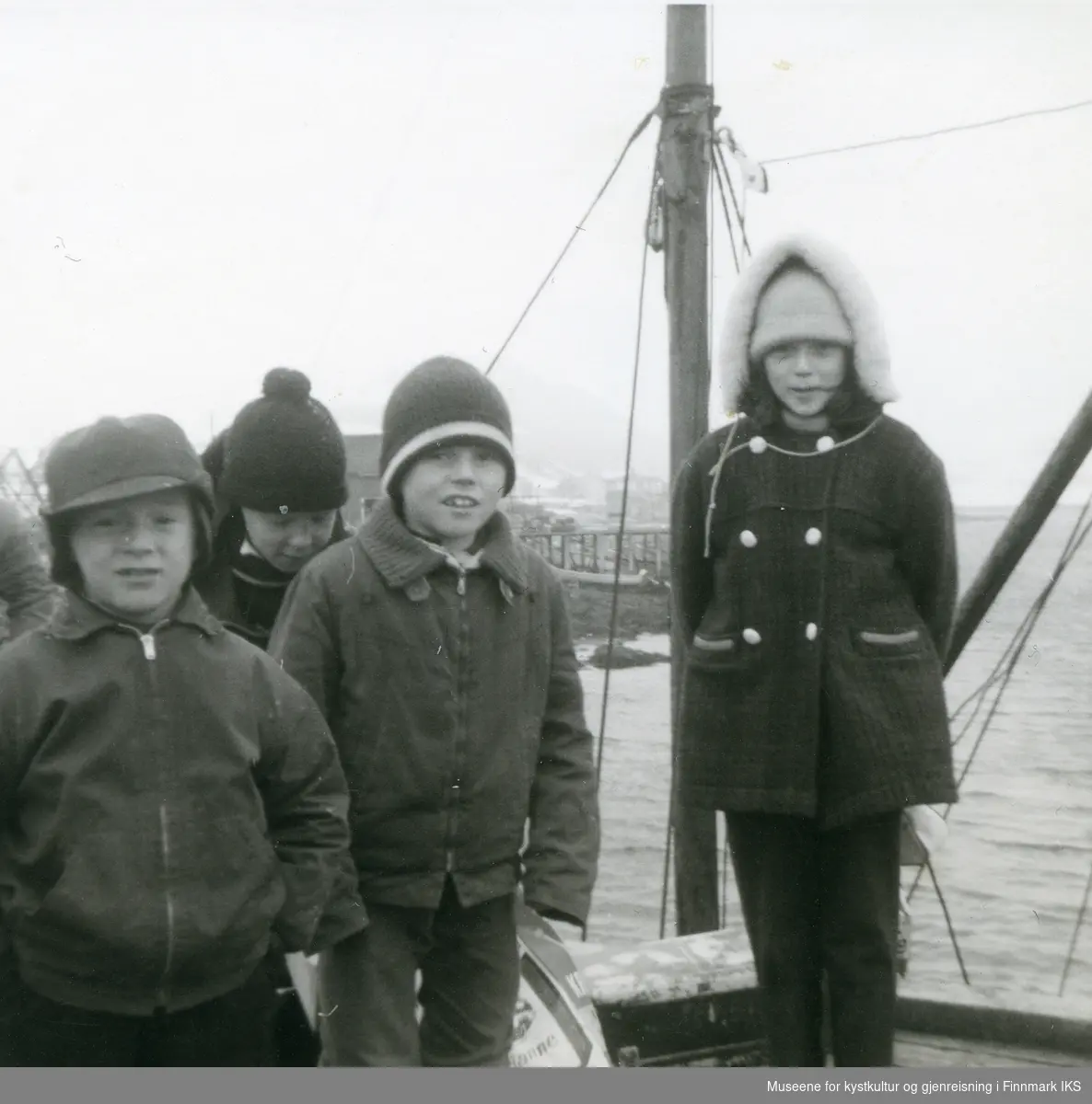 Sarnes. Fire elever fra Solvang internatet på kaia. Fiskehjeller i bakgrunnen. 1963-1970.
