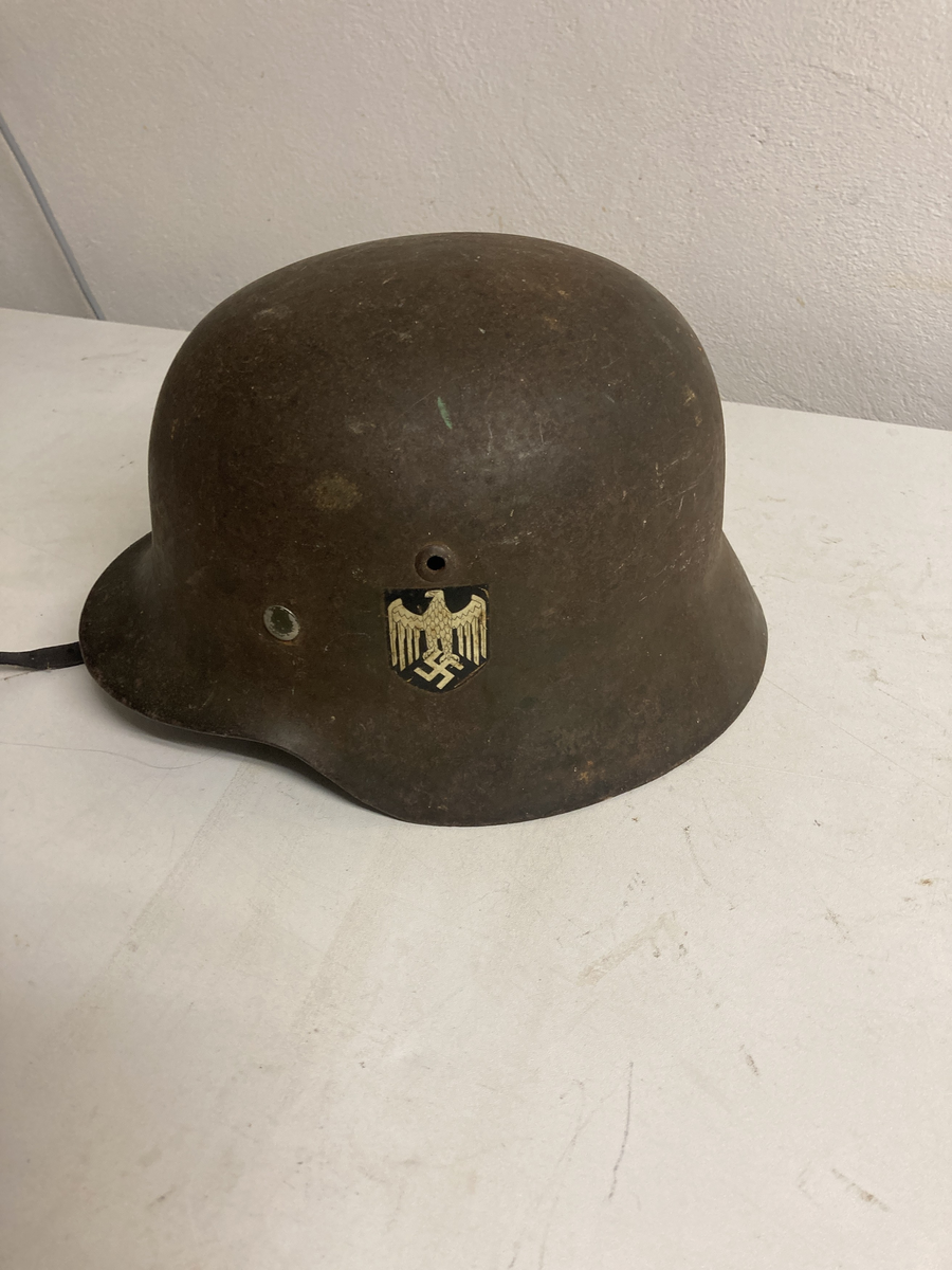 Tysk hjelm med kulehull. 