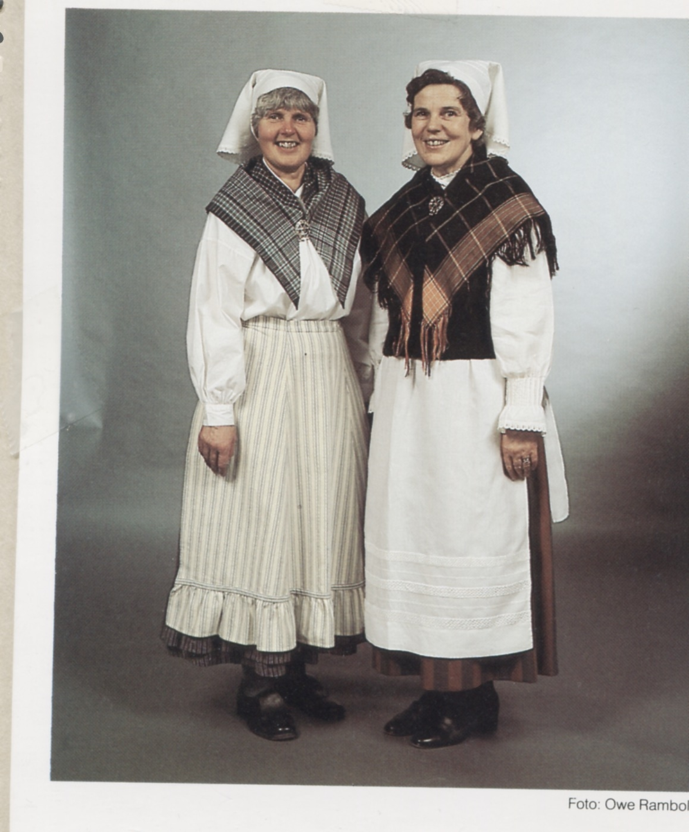 Två kvinnor poserar iklädda var sin Mölndalsdräkt, Mölndals hembygdsförening 1980-tal. Från vänster: Maria Gahrn och Solveig Olsson.