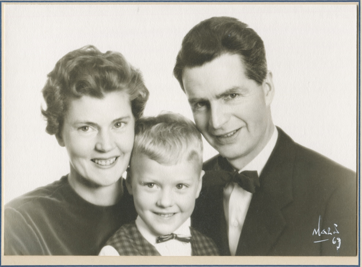 Familjeporträtt av Dagny och Karl Gustaf Pettersson med sonen Lennart (född 1958), Backen eller Högen 1960-tal.