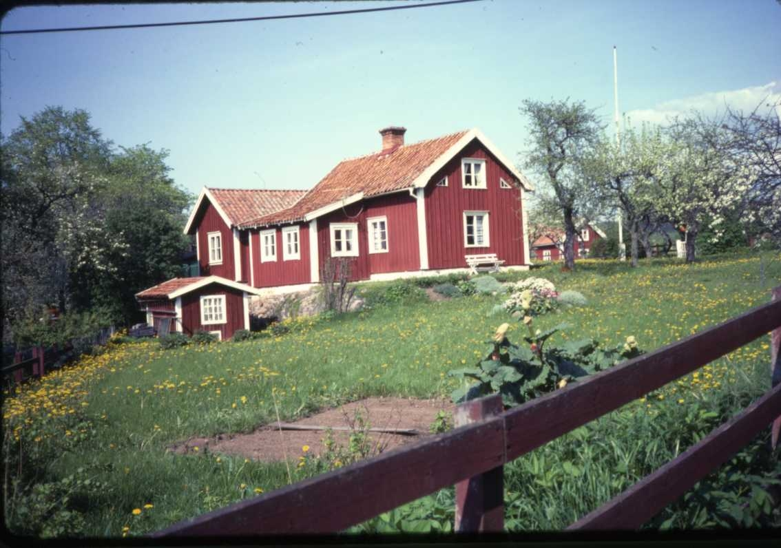 En rödfärgad fastighet i Röttle by.