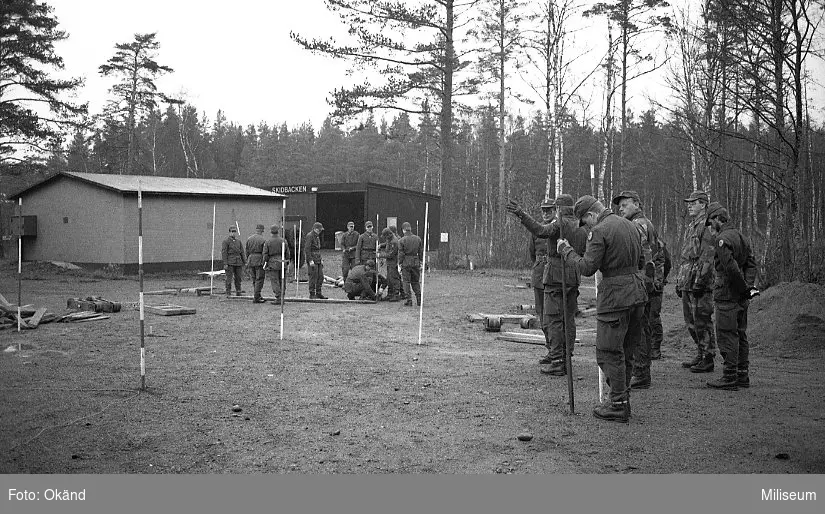 Utstakning av brolinje och hjälpupplag. Balkbro 2 (BB 2). Till vänster: militärbefälhavaren Syd generallöjtnant Gustaf Welin ansiktet mot kameran; okänd; okänd; överste Carl Edholm, chef Ing 2; resten okända.