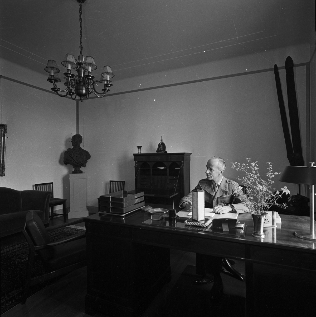 Upplands regemente, Överste Grevell vid skrivbordet, Uppsala 1956