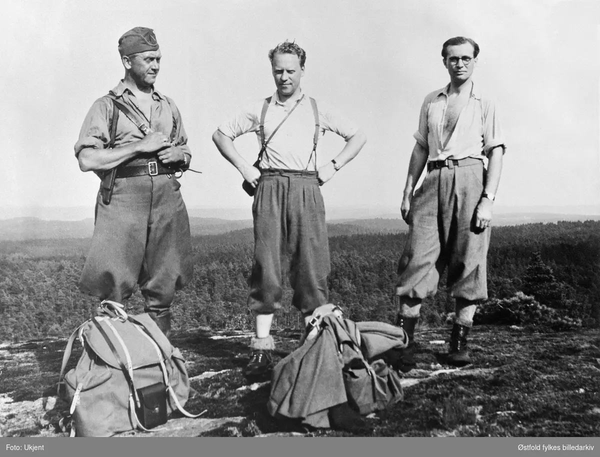 Illegalt besøk over svenskegrensa til Norge 1944. 
Fra venstre løytnant Helge Brådfors, Bjarne Andersen, Tistedal, og Mich. Hansson. Hvor i Østfold? Halden distriktet.