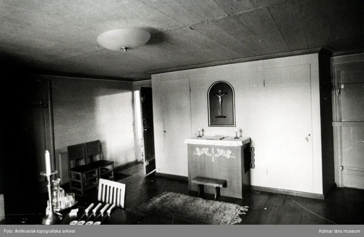 Interiör från sakristian i Hälleberga kyrka innan branden 1976.