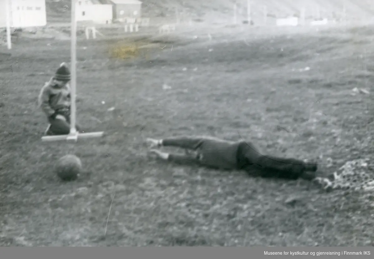 Sarnes. To gutter leker ved Solvang internatet, som kan sees i bakgrunnen til venstre. 1963-1970.