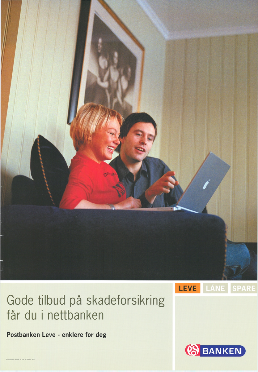 Plakat med tekst og motiv. "Gode tilbud på skadeforsikring får du i nettbanken". Postbanklogo.