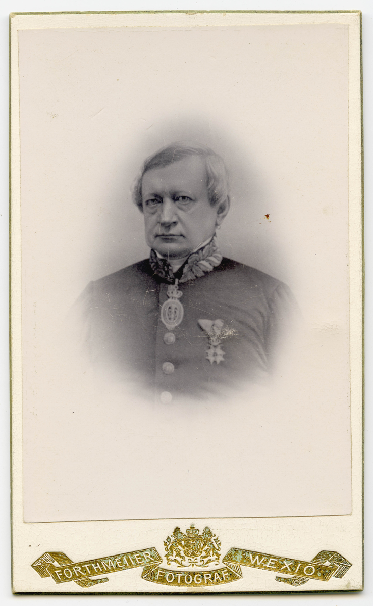 Porträtt på Greve Knut Axel Posse. Överstelöjtnant, Landshövding. Född 19 september år 1796 på Bergkvara död 27 juli år 1856 i Köpenhamn.