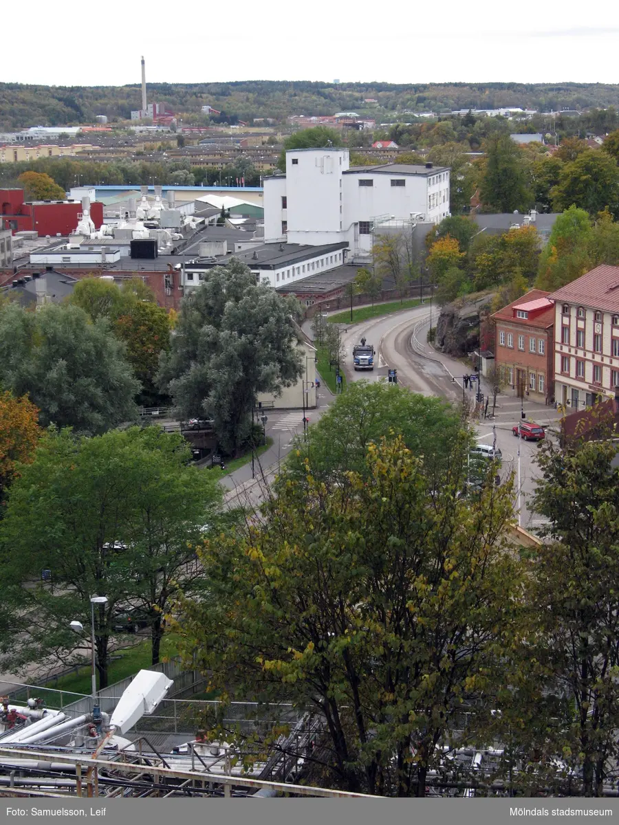 Utsikt över Mölndal från byggnad vid Soabs industrianläggning i Mölndals Kvarnby, år 2007. Närmast ses Gamla torget samt pappersbruket Papyrus. Anläggningen användes vid fototillfället av Hexion Speciality Chemicals Sweden AB.
