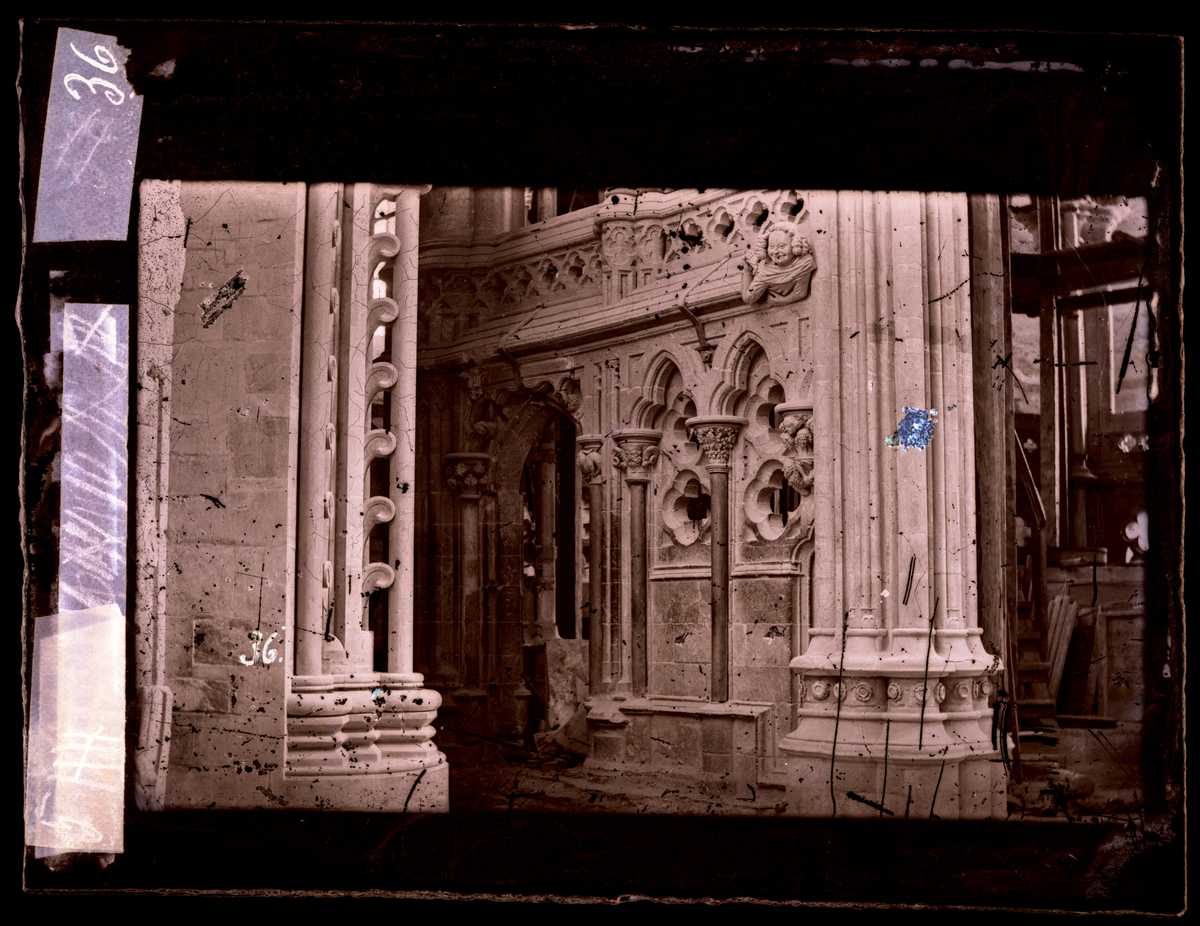 Nordre inngang til ambulatorium i oktogonen. Skulptur av hilsende figur på korskranken ved korbuens pilar. Bildet er tatt før restaurering, et arbeid som pågikk i perioden 1872-1877.