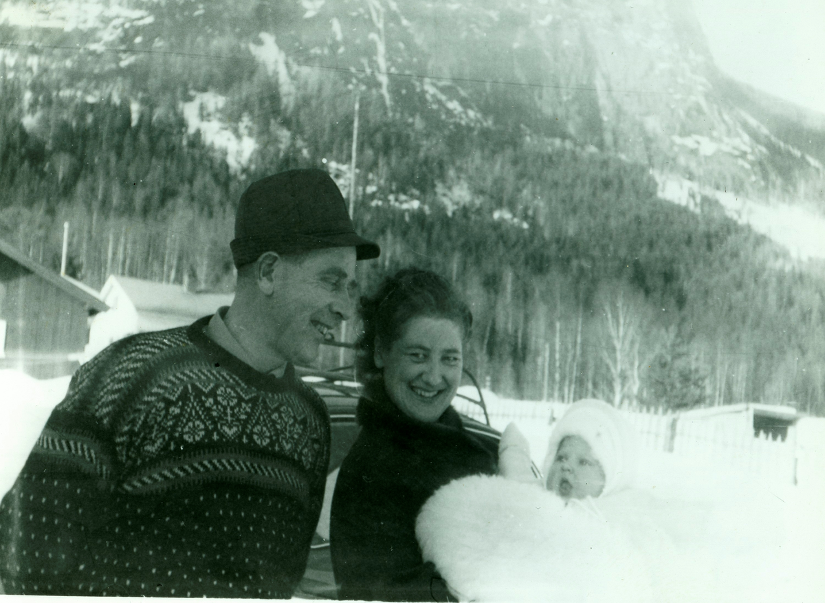 Frå v.  Ivar Svello, Sigrid Oland Svello med Margit Svello på armen.