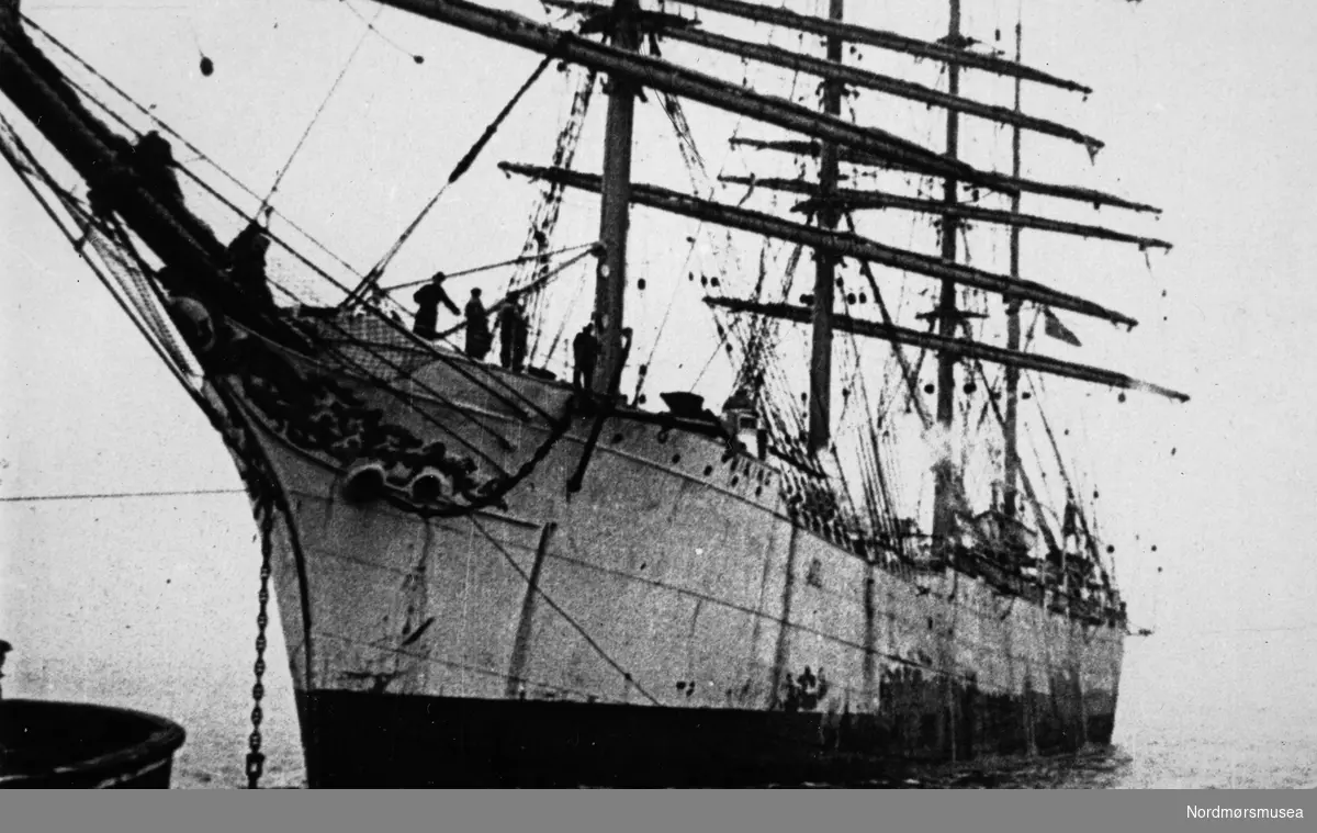 Seilskute. Tekst: "Danish trainingship "Viking" leaving the Thames for Denmark, dec. 1927. In 1929 bought by Capt. Erikson of Mariehamn."