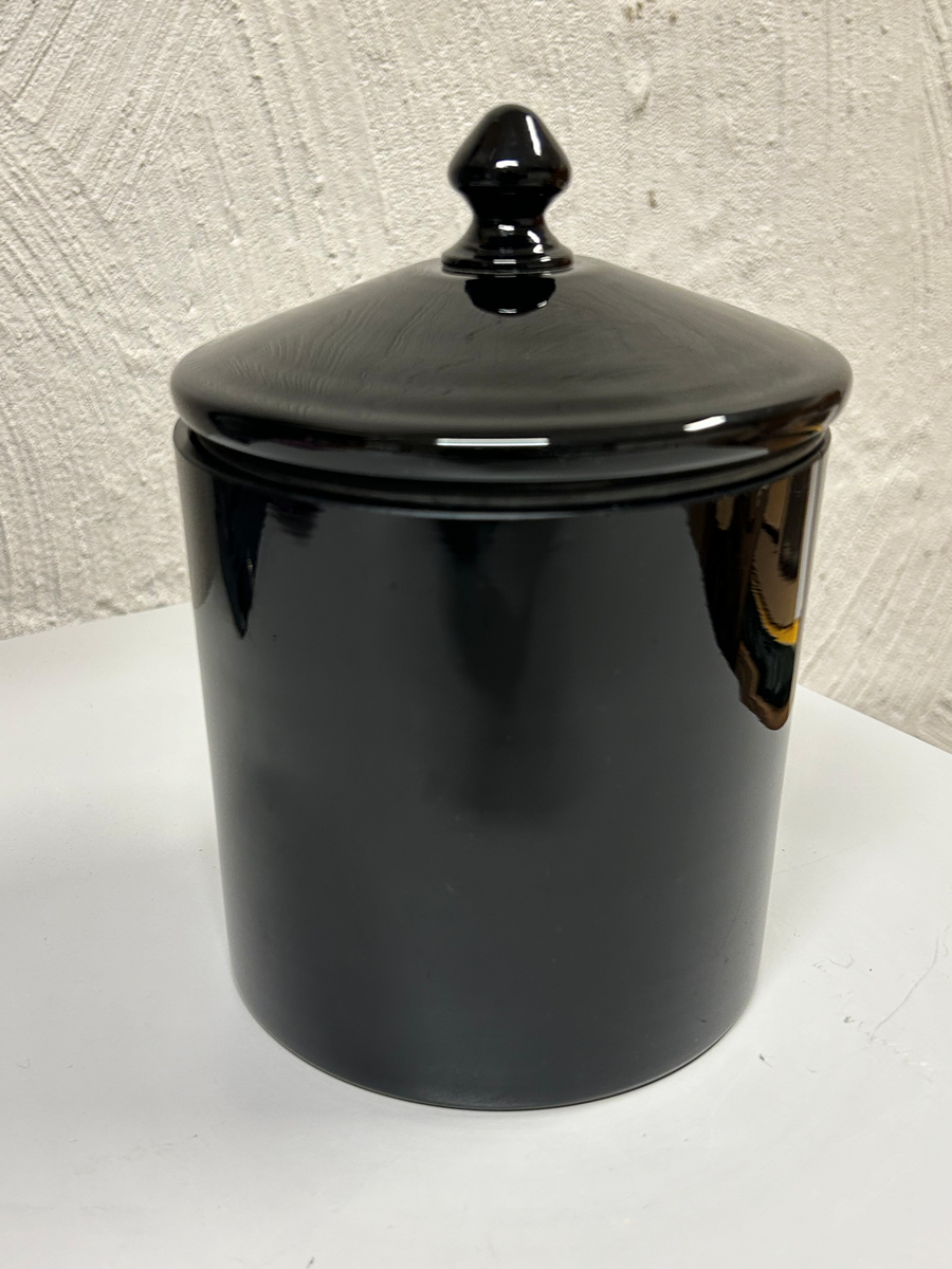 Burk av svart genomfärgat glas, cylinderformad, lock med knopp.