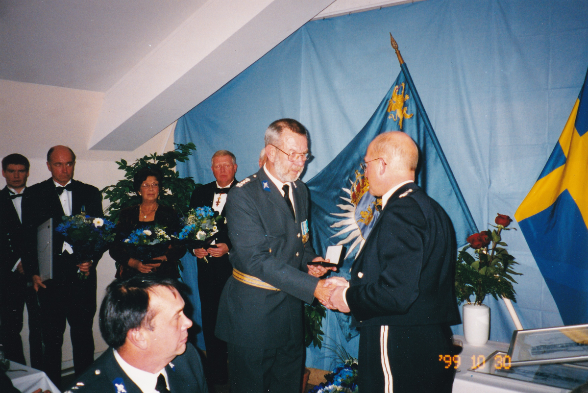 Högtidmiddag vid T 2 i oktober 1999. Regementschefen Jan Persson avtackar Lars Weghagen. Jan Petersson sitter närmast.
