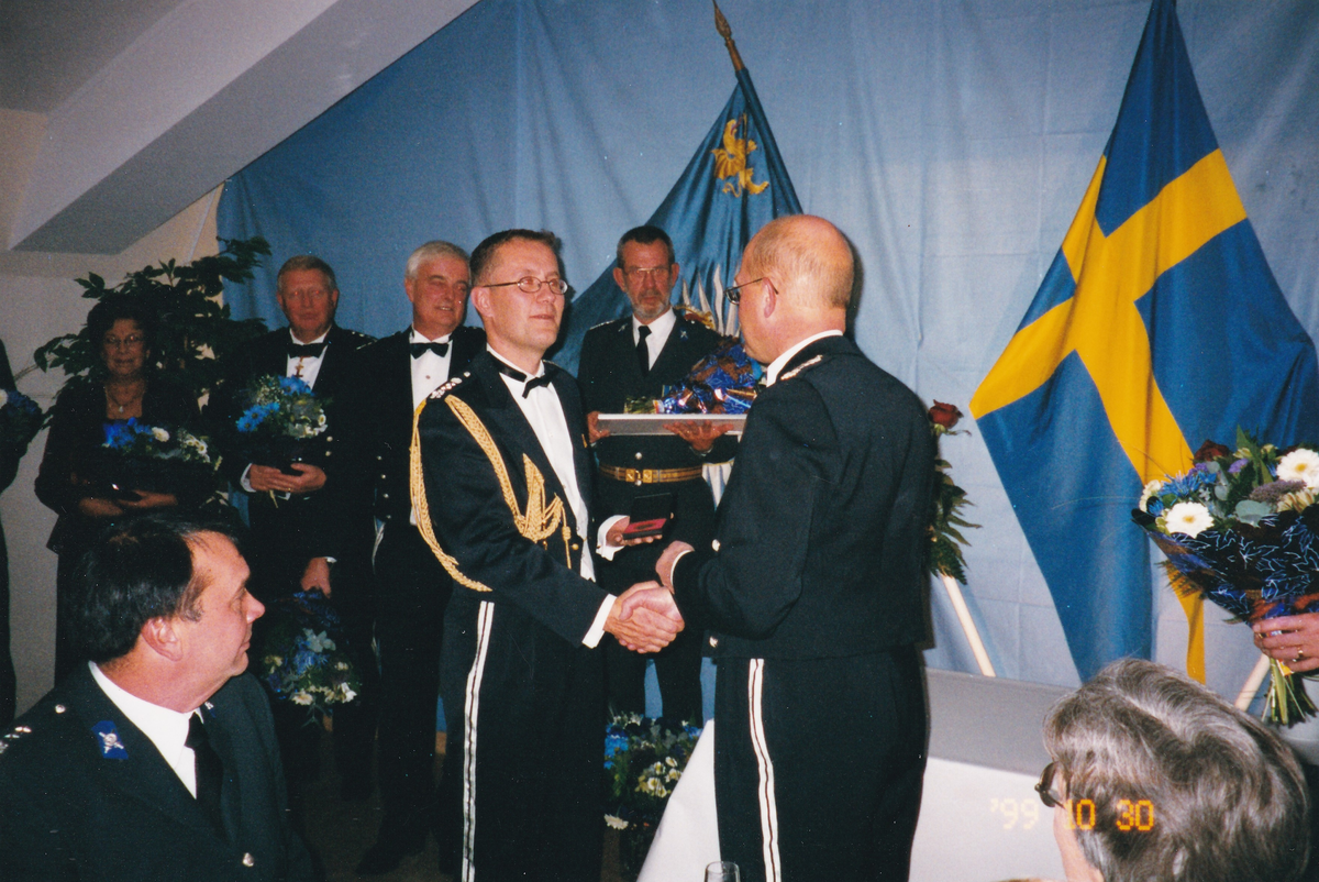 Högtidmiddag vid T 2 i oktober 1999. Regementschefen Jan Persson avtackar Håkan Ahlström. Jan Petersson sitter närmast.