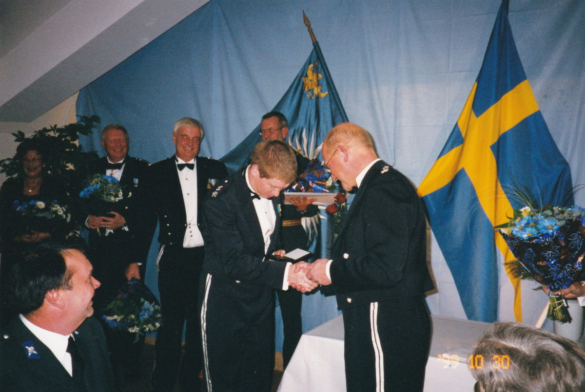 Högtidmiddag vid T 2 i oktober 1999. Regementschefen Jan Persson avtackar okänd löjtnant. Jan Petersson sitter närmast.