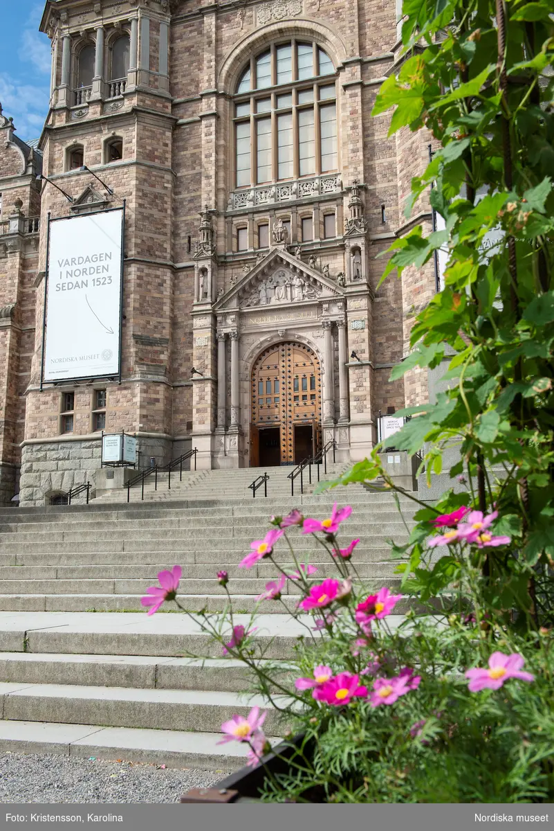 Nordiska museet, exteriörbilder tidig sommar med utblickar i närområdet på Djurgården och även drönarbilder som visar stora delar av Stockholm.