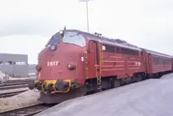 Diesellokomotiv Di 3 617 med persontog fra Trondheim til Osl