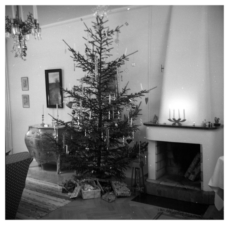En klädd julgran i familjen Svanbergs hem på Södra Kyrkvägen 10 "Villa Gläntan" 1950-tal. Där bodde Nils och Helga Svanberg med döttrarna Ingrid och Ulla från mitten av 1930-talet.