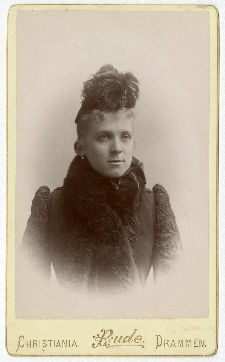 Portrettfoto av Emmerentze Hermana Cappelen 

Påskrift: E. C. 1891, 24 aar