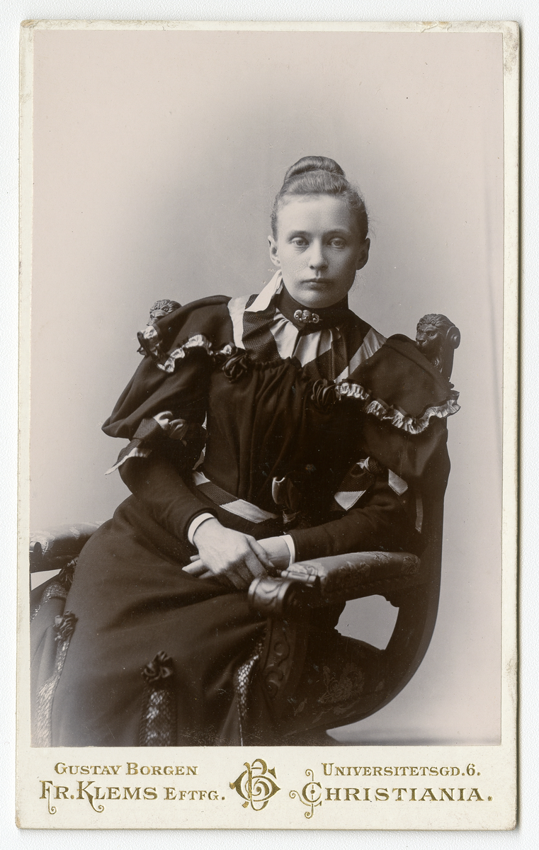 Portrett av ukjent kvinne som lener seg mot et stol, antagelig tatt på midten av 1890-tallet