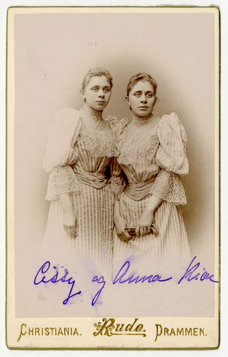 Kabinettkort foto av Cissy Kiær og Anna Kiær, antagelig søstre