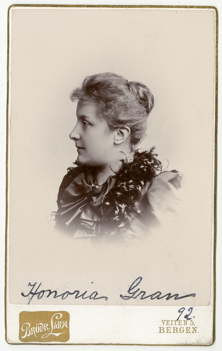 Kabinettkort foto av Honoria Gran (f. 1865), 1892

Påskrift:  Honoria Gran 92