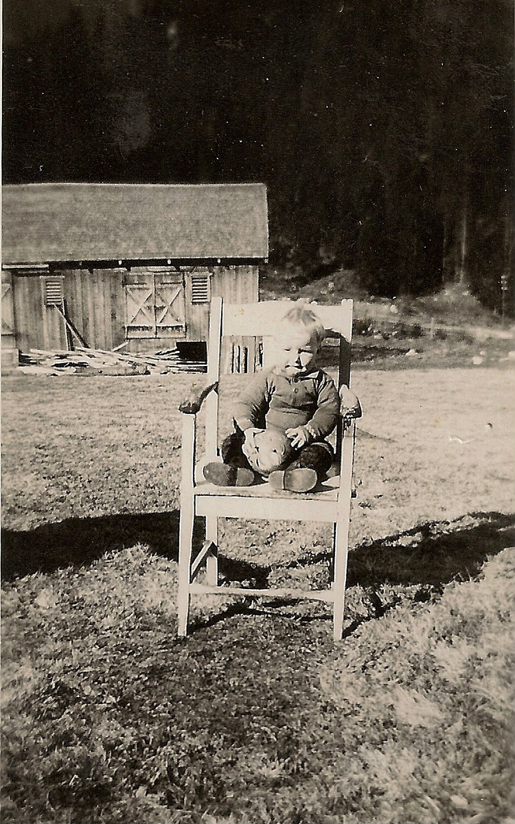 Barn
Harald Peder Brøto på tunet i Brøto.
