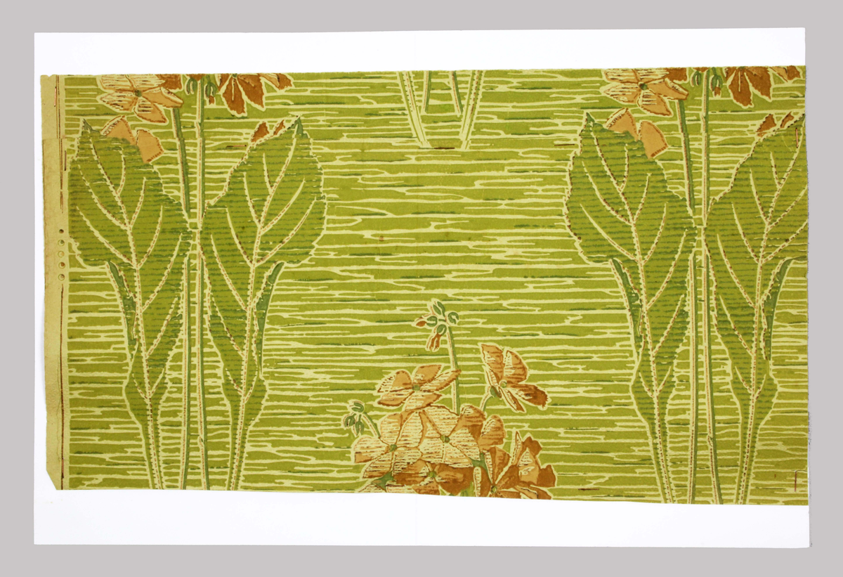 Tapetprov i papper. Dekor i form av brunbeiga blommor på höga stjälkar, med stora långa gröna blad, mot tvärrandig botten i gröna nyanser.