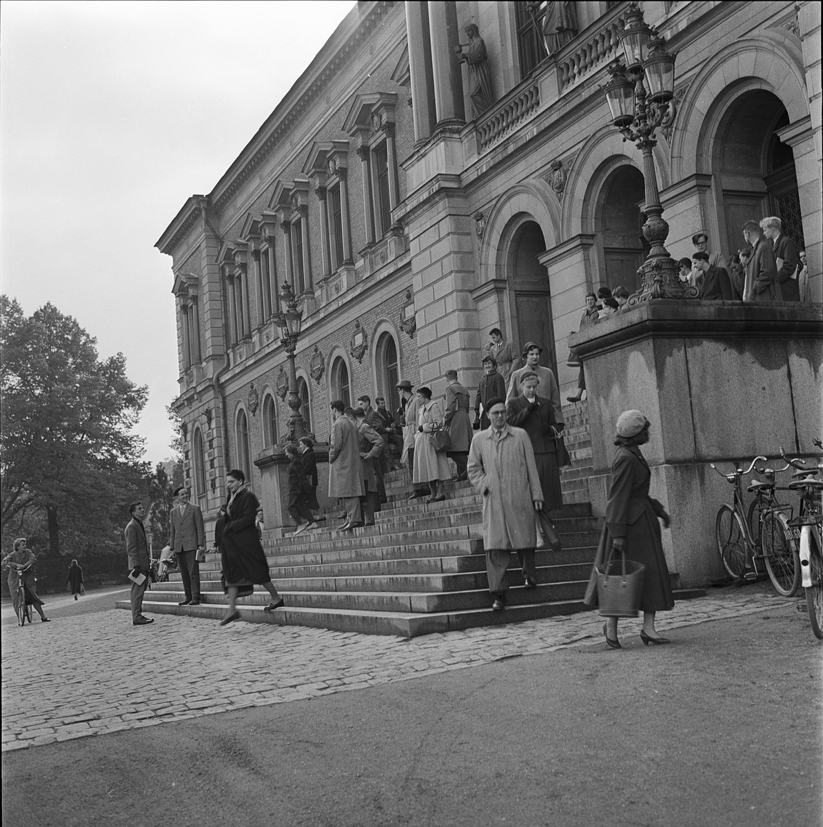 Studenter på trappan till Universtetshuset, Uppsala 1956