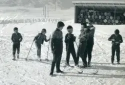 Sarnes. Elever fra Solvang internatet leker ute. 1960/61.