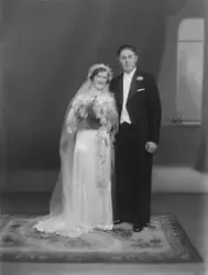 Brudepar i helfigur i 1935. Bestillers navn: Grimsøen.