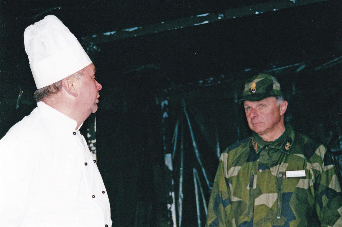 Jan Petersson samtalar med generalinspektören Alf Sandqvist vid besöket vid T 2 i november 2002.