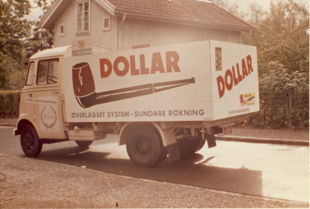 Transportbil med reklam för Dollar-pipor.