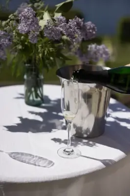 Champagne sjenkes i et champagneglass. 