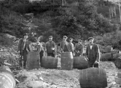 Arbeidere med tønner på Norsk Hydro på Rjukan. Rjukan Emball