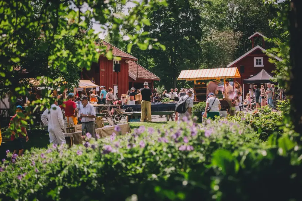 Mennesker på avstand på Asker museum en fin sommerdag