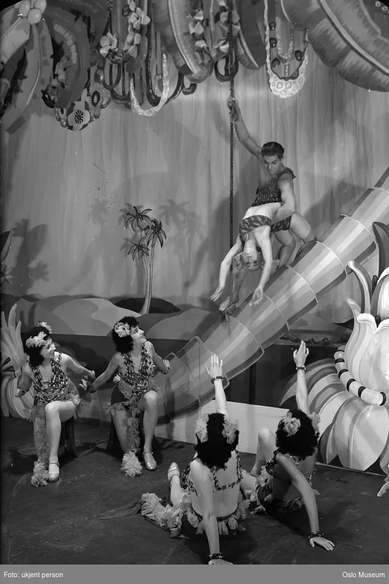 Asta Bertels, Monrad Misje og flere dansere i "Orfeus i undergrunnen" i 1940.