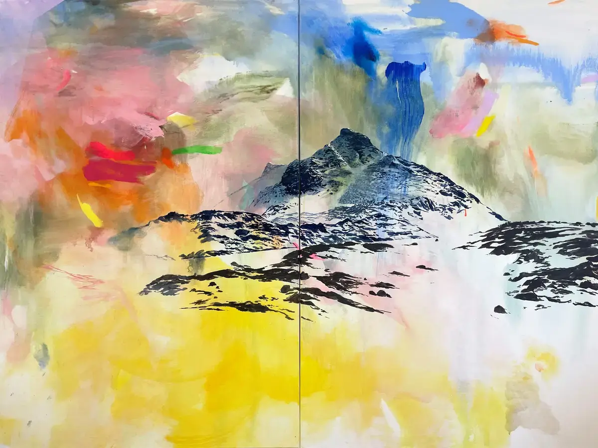 Kunst med mange farger og fjell i bakgrunnen 