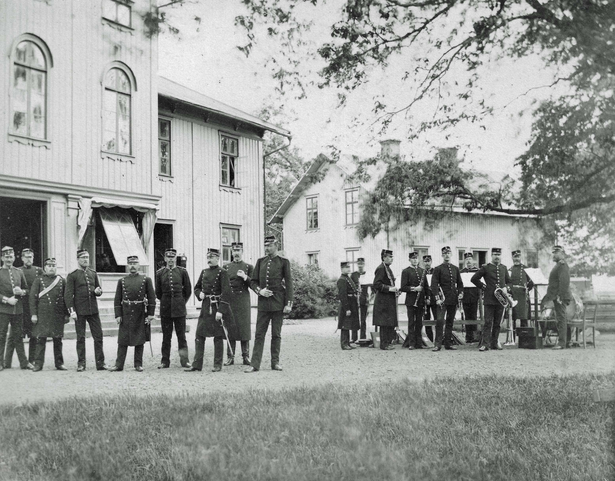 Skaraborgs regementes officerspaviljong på Axevalla hed 1891. Till höger kaptensflygeln. Officerarna från vänster: Stenfelt, Vallgren, Christensson (läkare), Hällman, Fröding, Stenholm, von Zweigbergk, Scheffer och Renström.