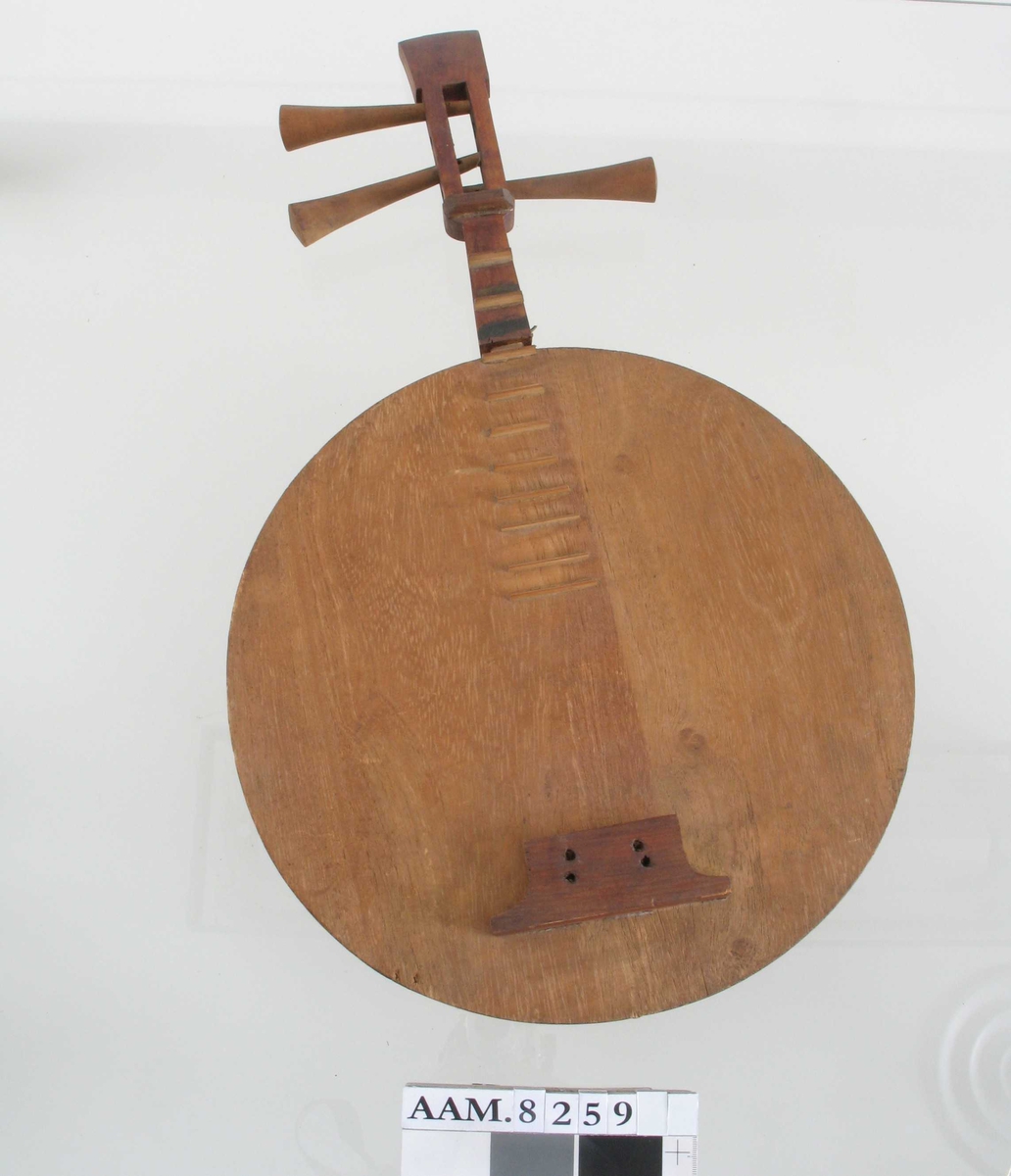 Instrumentet består av en forholdsvis stor kasse og et  forholdsvis  kort skaft. Strengeinstrument, men nå uten strenger. Buen er  laget av   bambus  og knyttet fast til instrumentet.  
