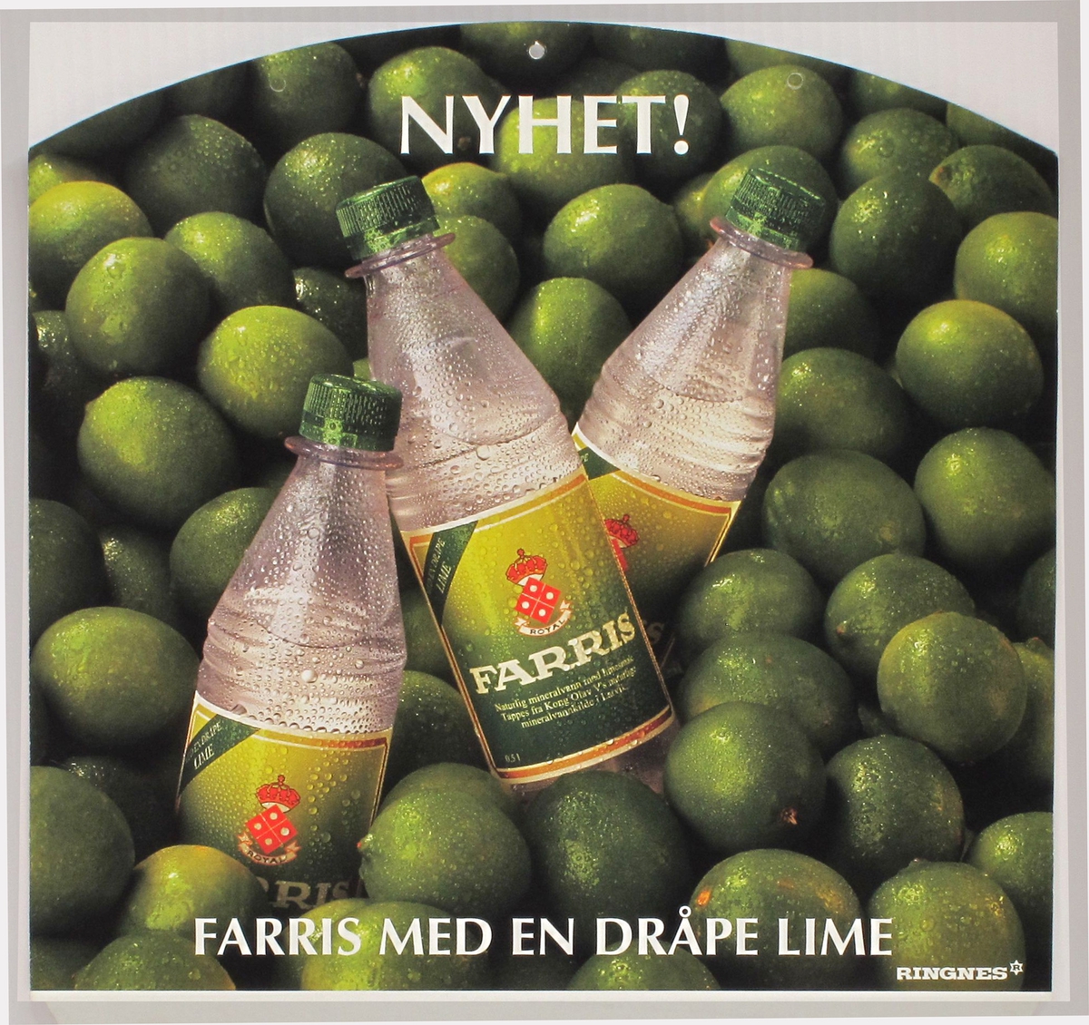 Tre flasker Farris mot en haug lime-frukter.