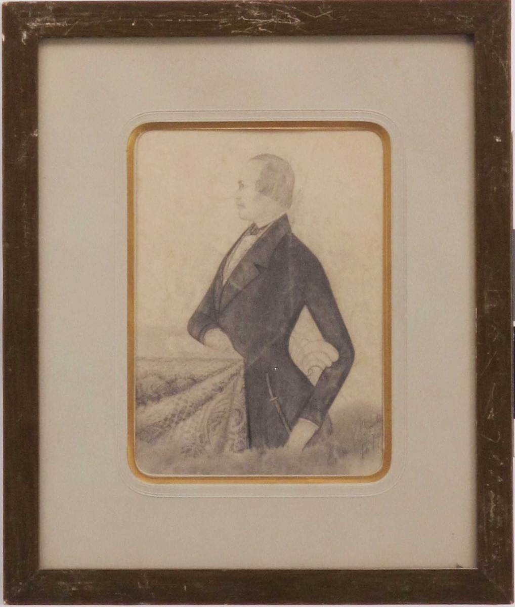 Portrett, mann, avbildet i profil, 3/4 - figur, vendt mot venstre. Elegant kledd i jacket e.l. m korde ved siden. 