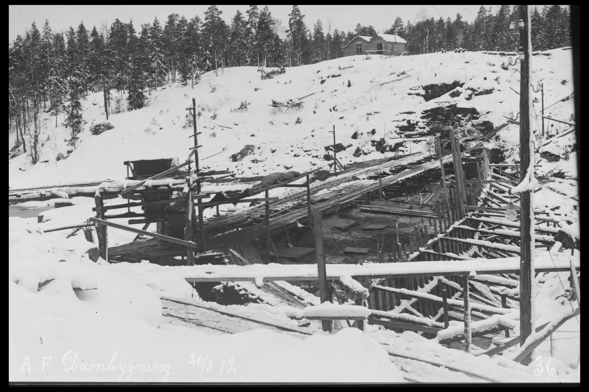 Arendal Fossekompani i begynnelsen av 1900-tallet
CD merket 0565, Bilde: 8
Sted: Haugsjå
Beskrivelse: Dammen under bygging