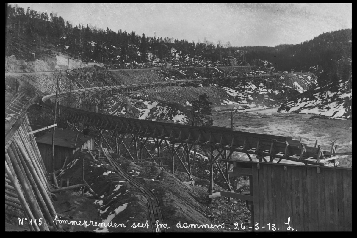 Arendal Fossekompani i begynnelsen av 1900-tallet
CD merket 0565, Bilde: 81
Sted: Haugsjå
Beskrivelse: Tømmerrenna sett fra dammen