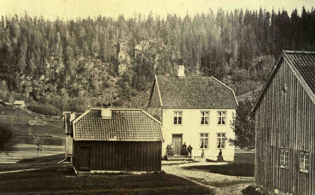 Fra John Ditlef Fürst fotoalbum. Frolands Prestegård - Kråg med familie.
Foto nr 118 -  AAks 44 - 4 - 7