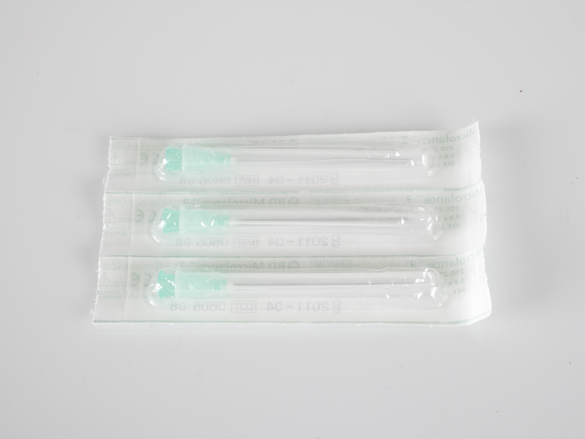 Sprøytespissen er i stål og sitter fast på en grønn plastanordning som kan settes sammen med en sylinderformet beholder som inneholder væske/vaksine. Over sprøytespissen er det tredd et avlangt smalt lokk i gjennomsiktig plast. Sprøytespissen er pakket på et stykke papir som er lukket med plast. Sprøytespissen er forseglet med papir og plast. På baksiden av papiret er det en tekst.

Sprøyten er innsamlet i forbindelse med et Hot spot Samtidsprosjekt om Svineinfluensa 2009.