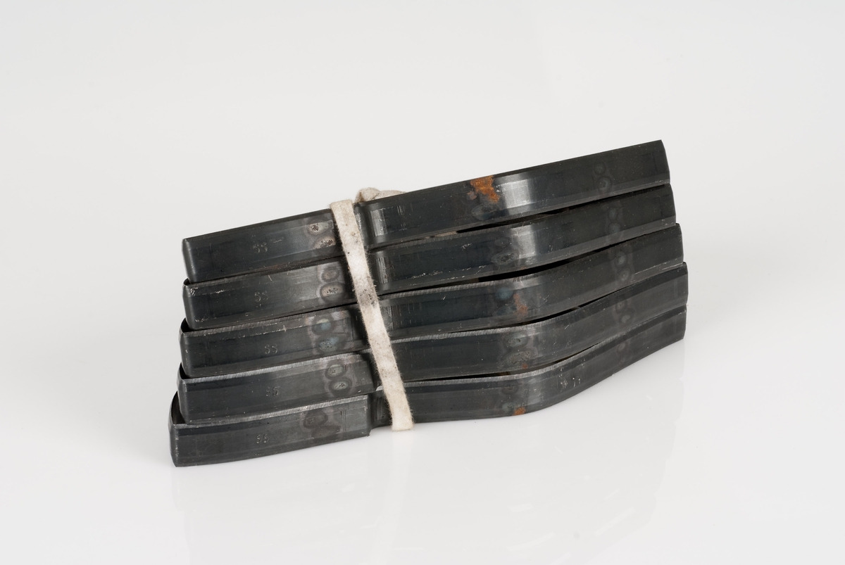 Stansekniver av stål.
5 stansekniver bundet sammen med skolisse.
Stanseknivene brukes til modeller for forskjellige skostørrelser.
De forskjellige størrelsene er 28, 29, 30, 31 og 32.