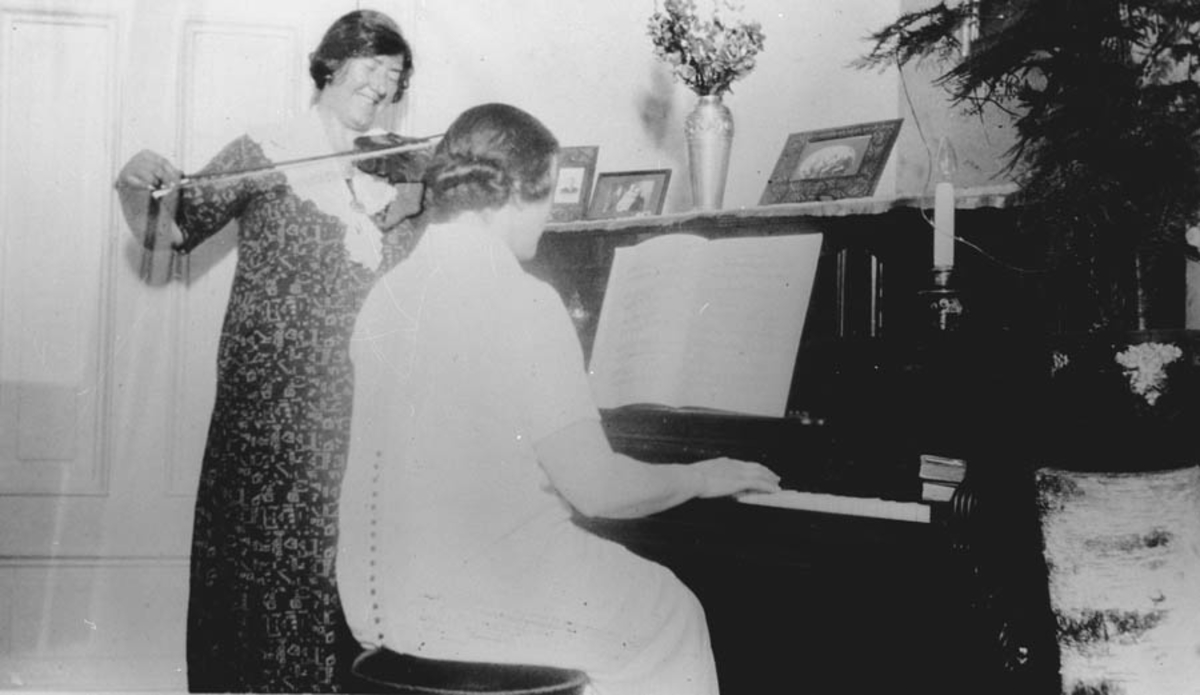 Maren og Hilda Ambjørnrud spiller fiolin og piano.