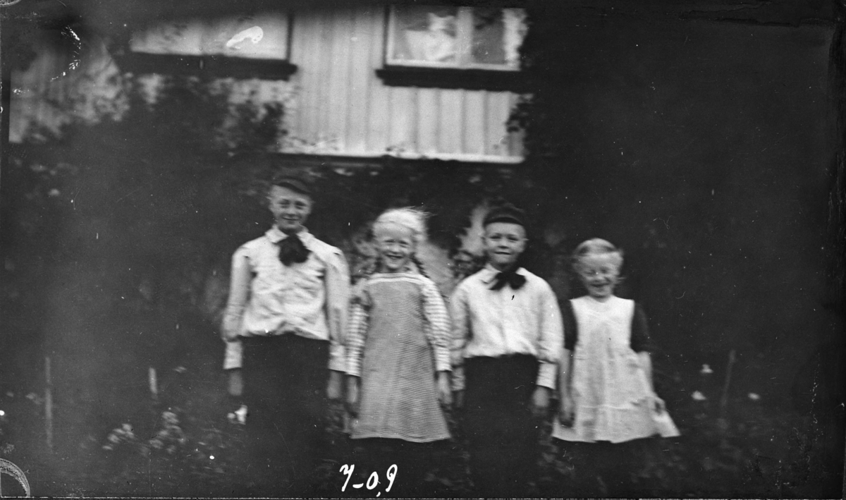 Fire barn oppstilt til fotografering